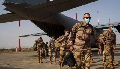 في موسم الزحف الروسي فرنسا تسحب آخر جنودها من مالي بعد تسع سنوات 