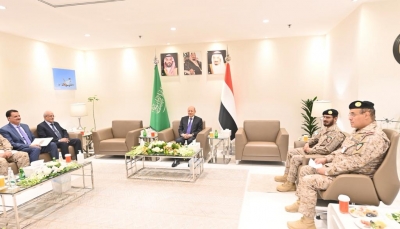 رئيس المجلس الرئاسي يزور مقر قيادة القوات المشتركة للتحالف في الرياض