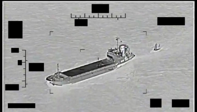 البحرية الأمريكية تقول إنها أحبطت محاولة إيرانية للاستيلاء على سفينة وطهران تكذبها