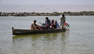 غمرتها المياه بشكل كامل.. الفيضانات تجبر أهالي مدينة باكستانية على استخدام القوارب في التنقل (فيديو)