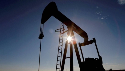 أسعار النفط تقفز لأعلى مستوى وخسائر للأسهم الأميركية والذهب 