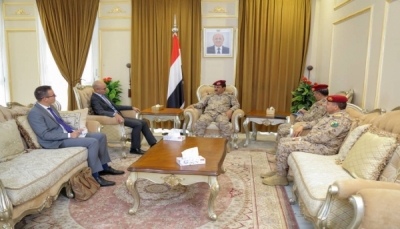خلال لقائه سفراء غربيين.. وزير الدفاع يدعو لحشد الجهود الدولية لمواجهة الحوثيين 