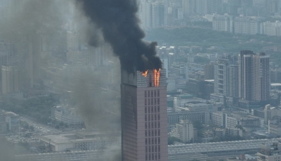 شاهد.. حريق يلتهم بناية شاهقة في الصين ويحولها إلى كتلة سوداء