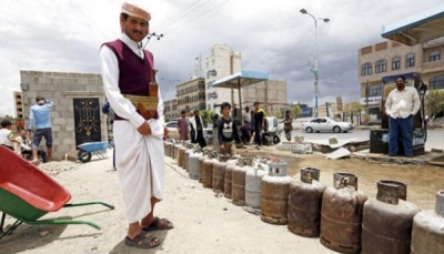 صنعاء: مواطنون يشكون من أزمة بالغاز المنزلي رغم تدفق الشاحنات من مأرب والحديدة