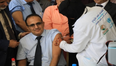 عدن.. وزير الصحة يدشن حملة التحصين ضد مرض كورونا