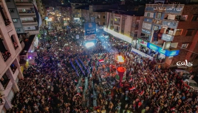 تعز.. الآلاف يشاركون في إيقاد شعلة الثورة والألعاب النارية تزين سماء المدينة