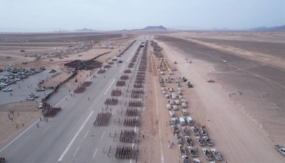 مأرب.. عرض عسكري مهيب لوحدات رمزية من الجيش والأمن احتفاءً بأعياد الثورة اليمنية (صور)