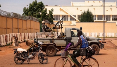 الإطاحة برئيس المجلس العسكري في بوركينا فاسو وتعليق العمل بالدستور