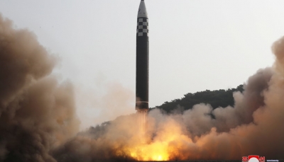 كوريا الشمالية تطلق صاروخا بالستيا "غير محدد الوجهة" واليابان تحذر سكان منطقتين