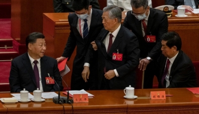 بعد أن رفض المغادرة.. إخراج رئيس الصين السابق عنوة من مؤتمر للحزب الشيوعي (فيديو)