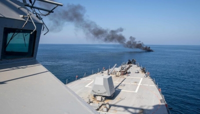 البحرية الامريكية تعلن إنقاذ ثلاثة يمنين احترق قاربهم في خليج عدن قبالة سواحل اليمن