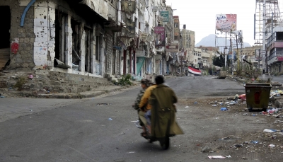 "تصعيد حرب بديلة بدافع اليأس".. هل تلقي الاضطرابات الإيرانية الداخلية بتداعياتها على اليمن؟
