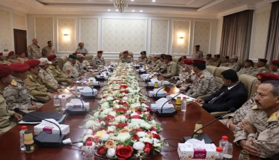 وزير الدفاع يشدد على رفع الجاهزية القتالية لمواجهة الاعتداءات الإرهابية الحوثية