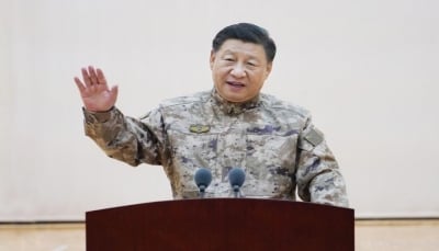 رئيس الصين يخاطب جيشه مرتديا الزي العسكري ومقاتلات تحلّق بمحيط تايوان