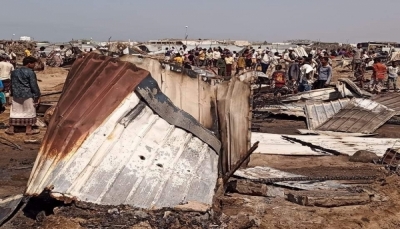 الحديدة.. تضرر أكثر من 100 أسرة في حريق التهم 60 خيمة للنازحين بالخوخة