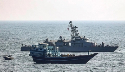 اليمن.. خفر السواحل تستلم من البحرية الأمريكية 4 بحارة متورطين بتهريب مواد متفجرة إلى الحوثيين
