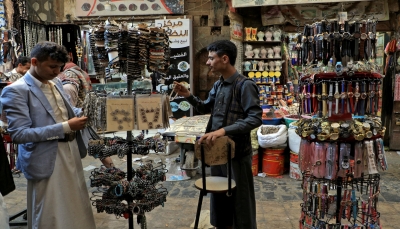 "جبايات وتضييق لإحلال آخرين تابعين لهم".. كيف يعمل الحوثيون على طرد التجار في صنعاء؟