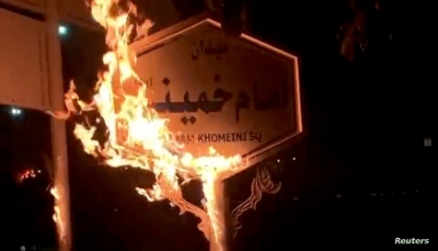 إيران.. أنباء عن قيام متظاهرين بإضرام النار في المنزل الذي ولد فيه "الخميني"