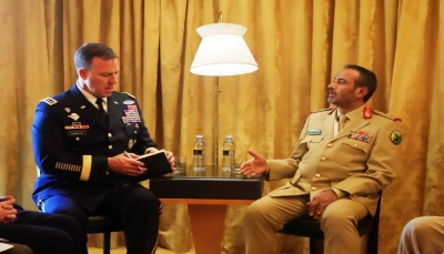 رئيس الأركان اليمني يبحث مع قائد القيادة المركزية الأمريكية التعاون العسكري