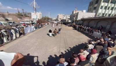 محتجون ينددون بالنهب المنظم لأراضي الأوقاف في إب