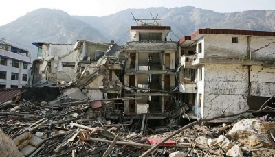 162 قتيلاً وتهدم 220 منزلاً.. زلزال يضرب "جاوة" في إندونيسيا ويحول المنازل إلى أنقاض