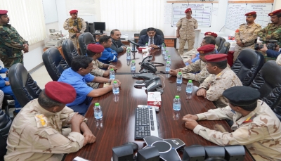 البحسني" يزور ميناء الضبة ويعد بـ"إجراءات عاجلة" لإيقاف هجمات الحوثي الإرهابية