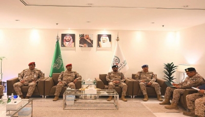 رئيس الأركان يطلع نظيره السعودي وقائد التحالف على الهجمات الحوثية الأخيرة