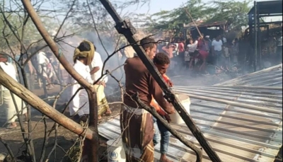 الحديدة.. حريق يلتهم عدد من خيام النازحين في مخيم العليلي بالخوخة