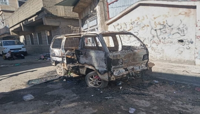 ظاهرة تتوسع.. مجهولون يُحرقون "باص" ناشط مجتمعي بمدينة إب