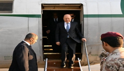 الرئيس العليمي يعود إلى العاصمة المؤقتة عدن بعد شهر من مغادرتها