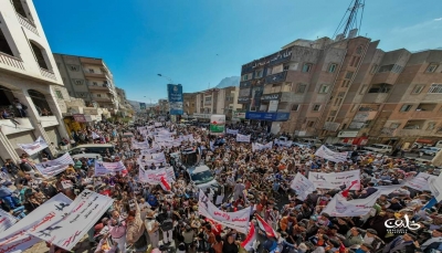 تعز.. مسيرة حاشدة تطالب بدعم الجيش لاستكمال تحرير المحافظة من مليشيا الحوثي (صور)