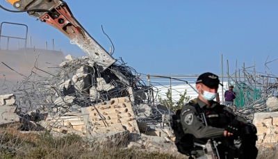 قوات الاحتلال الإسرائيلي تهدم منشآت وتخطر بهدم منازل في الضفة الغربية