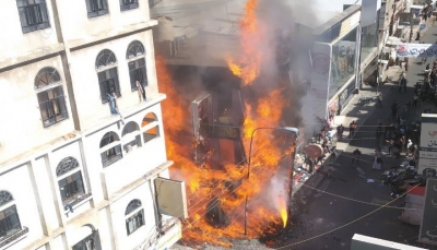 تأخر فرق الإطفاء ضاعف الخسائر.. حريق هائل يلتهم عدداً من المحلات التجارية وسط مدينة إب