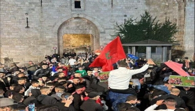 فلسطينيون يحتفلون في باب العامود ويرفعون علم المغرب على أسوار القدس وقوات الاحتلال تلاحقهم