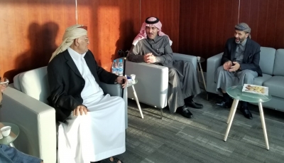 السفير السعودي يزور الشيخ صادق الأحمر في أحد المشافي بالأردن