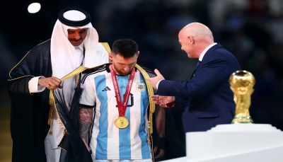 "البشت" العربي.. تاج قطري لـ"ميسي" يخطف أضواء ختام كأس العالم 2022