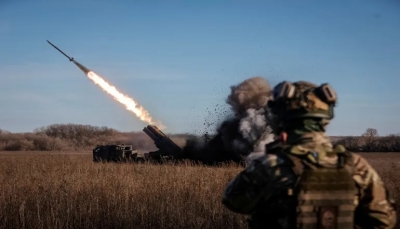 بعد 10 أشهر من الحرب.. زيلينسكي يغادر أوكرانيا لأول مرة وروسيا تكشف خطة "مليونية" لزيادة جيشها