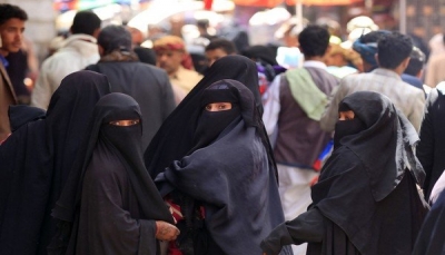 نموذج إيران وطالبان لتركيع المجتمع.. الحوثيون يفرضون قيودا جديدة على النساء في المناطق الخاضعة لسيطرتهم