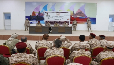 وزير الدفاع يشدد على حشد الجهود والطاقات لإعادة بناء المؤسسة العسكرية