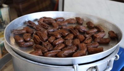 الطرمبا.. الحلوى التركية التي بقيت في تعز وأصبحت جزءا من ثقافتها (تقرير خاص)
