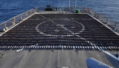 البحرية الأمريكية تعلن ضبط ألفي بندقية على متن سفينة كانت في طريقها إلى الحوثيين من إيران
