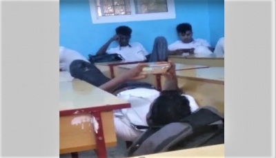 بعد فيديو لطلاب منشغلين أثناء الدرس.. حضرموت: مكتب التربية يمنع الهواتف في المدارس