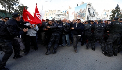 تونس.. محتجون يتظاهرون في شارع بورقيبة بذكرى الثورة ويطالبون برحيل قيس سعيد