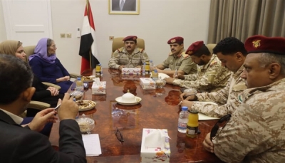 وزير الدفاع يدعو الصليب الأحمر إلى إنقاذ الأسرى من الإرهاب الحوثي