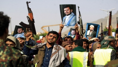 "مفاوضات سرية لتسوية مرتقبة".. اليمنيون يخشون شرعنة سلطة الحوثيين بعد سنوات في الجحيم