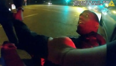 لقطات فيديو تظهر أفراد الشرطة الأمريكية وهم يضربون رجل أسود بوحشية