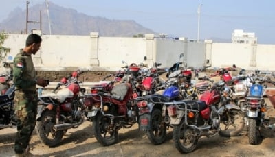 عدن.. مليشيا الانتقالي تصادر عشرات الدراجات النارية في حملة مستمرة منذ أيام