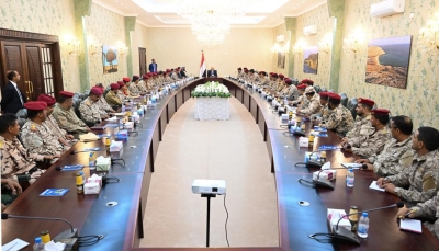 رئيس المجلس الرئاسي يجتمع بوزير الدفاع وقيادات العسكرية الرابعة في عدن