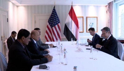 رئيس المجلس الرئاسي يبحث مع وزير الخارجية الأميركي جهود إحلال السلام في اليمن