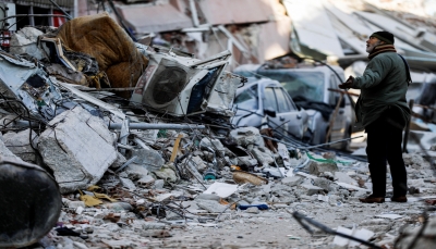 شاهد - سائق ينجو من الموت بأعجوبة بعد انهيار مبنى متصدع جراء الزلزال بتركيا